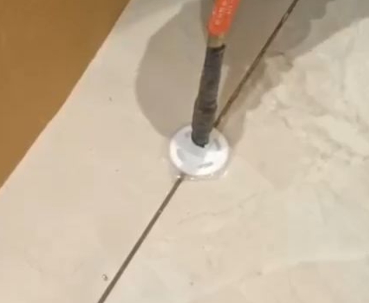 多伦瓷砖空鼓维修公司专业解答瓷砖在铺贴过程中，如果没有涂抹均匀到位的粘结材料（如水泥砂浆或瓷砖胶），可能会导致以下问题