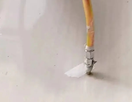多伦瓷砖空鼓维修公司专业解答在瓷砖铺贴过程中，如果使用的砂料过粗（如全部使用了粗砂），可能会导致以下问题